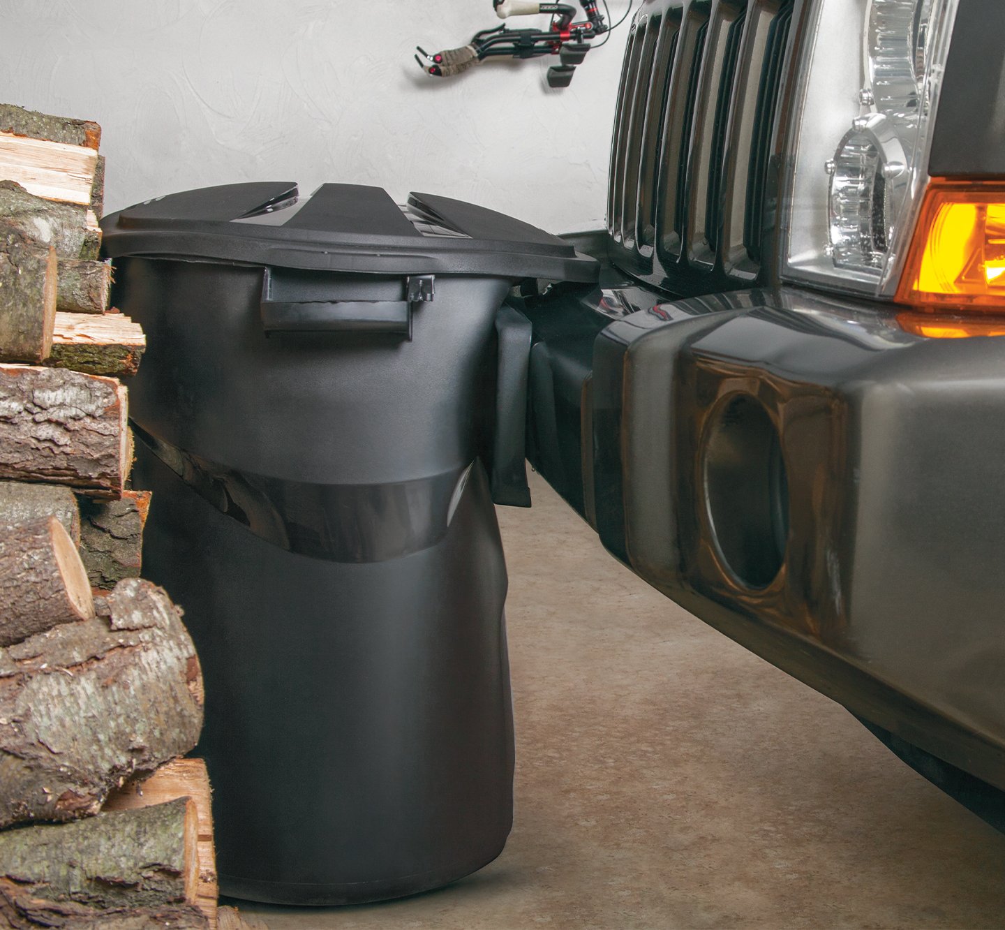 Rubbermaid Roughneck Garbage Can Indoor/Outdoor - Black 121L / 32GAL