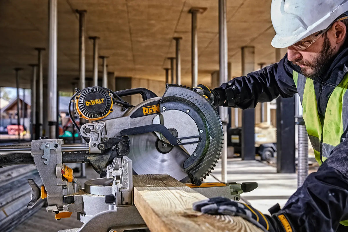 DEWALT DWS780RST 12 in. Double-Bevel Sliding Compound Mitre Saw + DWX726 Rolling Stand