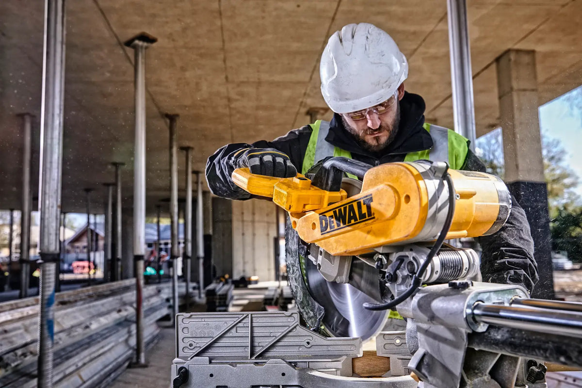 DEWALT DWS780RST 12 in. Double-Bevel Sliding Compound Mitre Saw + DWX726 Rolling Stand